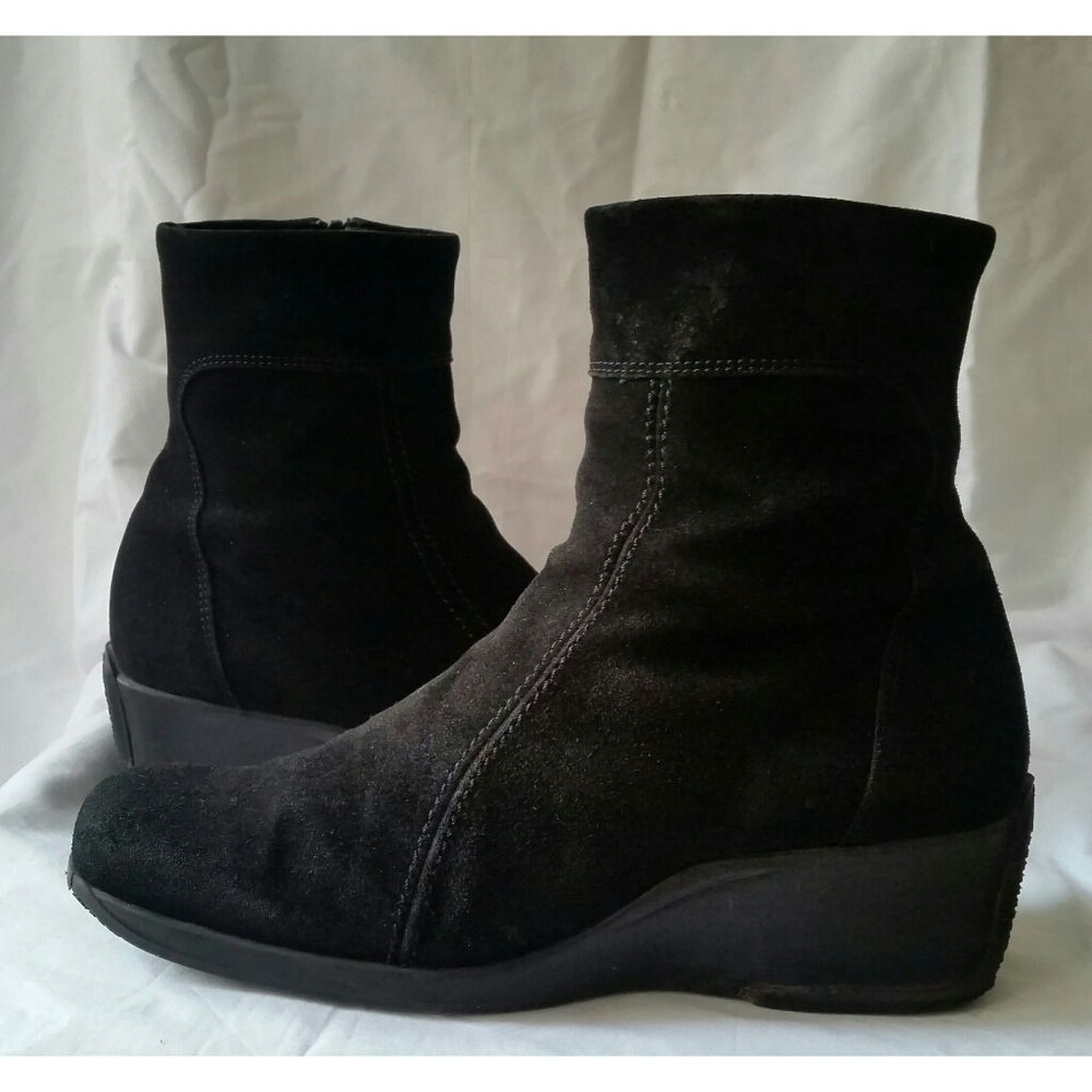 LA CANADIENNE Black Suede Boots 10W